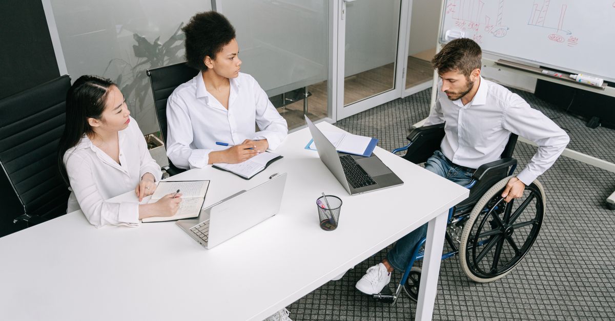 Accueil 13 découvrez des solutions innovantes pour optimiser le travail des personnes en situation de handicap moteur, alliant accessibilité, efficacité et bien-être au quotidien.